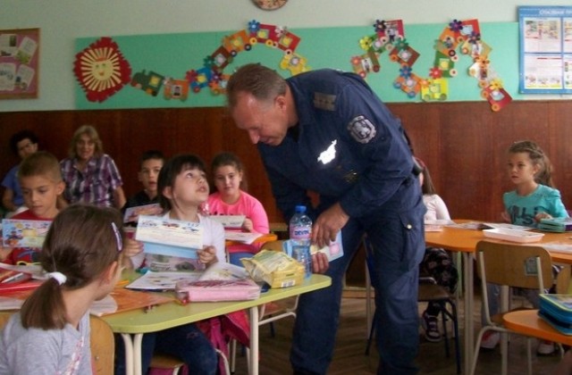 Първокласниците в Ямбол получиха своите подаръци