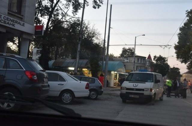 Обраха инкасо автомобил пред трезора на банка в центъра на Плевен