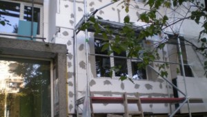 12 акта на работници които санират блокове без каски и