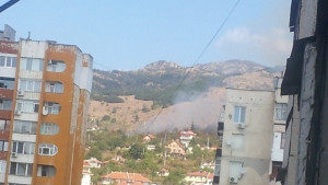 Горят храсти и треви в района на Старчески дом Сливен