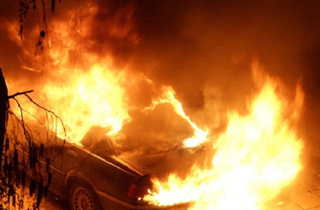 Мъж с опасност за живота, след пожар в кола