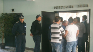 Полицаи охраняваха местния парламент в Габрово при гласуването на годишния