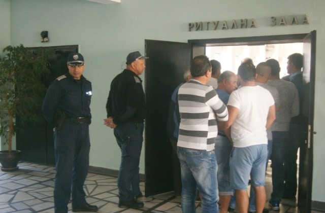 Полицаи охраняваха местния парламент в Габрово при гласуването на годишния данък за такситата
