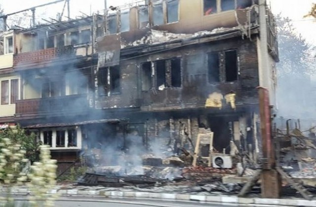 Пожар изпепели хотелски комплекс в Бачково