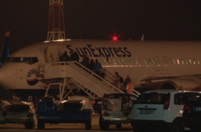 Самолет кацна аварийно на летището във Варна