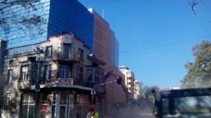 Започна събарянето на ъгловата къща на бул Руски и Гладстон