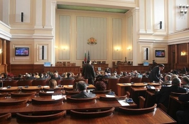 Депутатите от ДПС напуснаха парламентарната зала заради закона за бурките