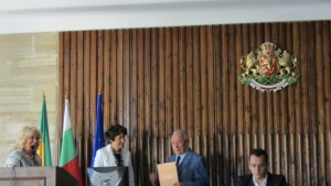 Областният управител получи медал от Съюза на пенсионерите