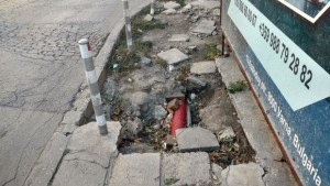 Опасна дупка застрашава пешеходците по ул Козлодуй