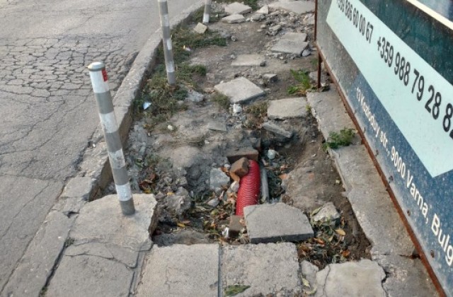 Опасна дупка застрашава пешеходците по ул. Козлодуй