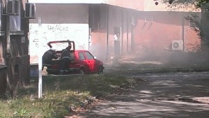 Кола с газова бутилка пламна в движение