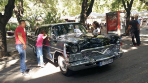 Стари возила на изложение пред общината