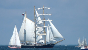 Ветроходът Калиакра със светлинно шоу във Варненския залив