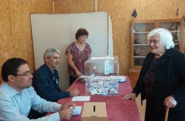 68% активност в Дяково, гласува и най- възрастният жител- Йорданка Фалина на 99 г.