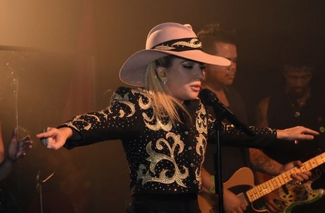 Лейди Гага предпочете кварталните барове за промоцията на новия си албум