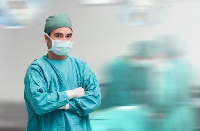 Хирург снима видео как танцува на операция