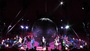 Шестима млади мотористи вдигат адреналина в Глобуса на смъртта СНИМКИ