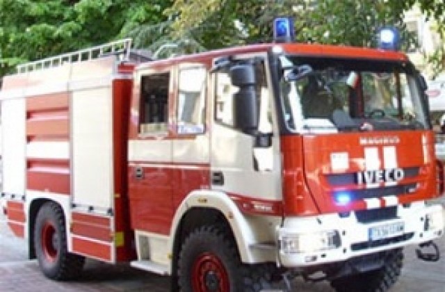 Пожарникари гасиха казан за ракия, спасиха къща и фотоволтаичен парк