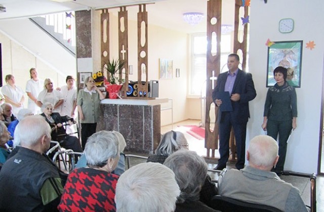 Съдомиялна машина подари кметът на Дома за стари хора за Деня на пенсионера