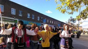 Разградчанин поведе голямо хоро в Англия в подкрепа на народните