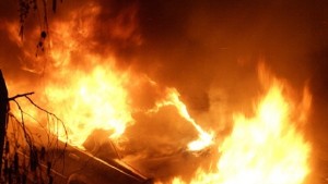 Пожар унищожи покрив на къща гараж и кола в село