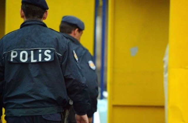 Полицията в Истанбул нахлу в централата на прокюрдска телевизия
