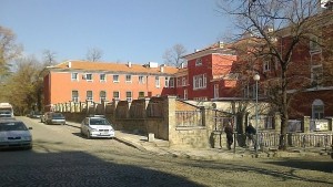 Евакуираха Търговската гимназия в Пловдив заради спукана газопроводна тръба