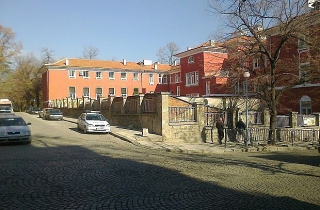 Евакуираха Търговската гимназия в Пловдив заради спукана газопроводна тръба