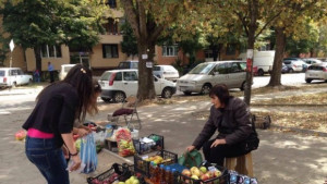 Млади социалисти с призив Купи от баба помогни на себе