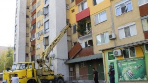Комисия от община Димитровград обследва блока с падналите тераси