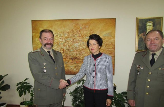 Началникът на Военната академия ген.-майор Тодор Дочев посети Областна управа