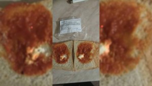 Раздават сандвичи с оскъдните 24 грама сирене на варненски ученици