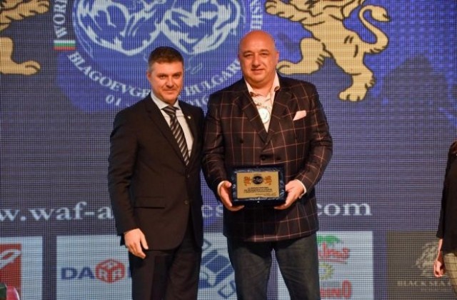 Министър Красен Кралев победителите на Световното по канадска борба в Благоевград