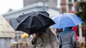 Предупреждават за силни валежи и бурен вятър на места в