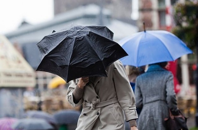 Предупреждават за силни валежи и бурен вятър