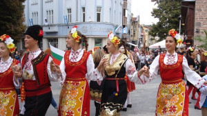 Есенните празници на изкуствата с Маврудово хоро в Асеновград