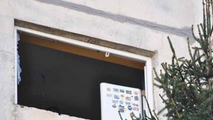 Газова бутилка гръмна дограма летя над 10 метра увреди кола