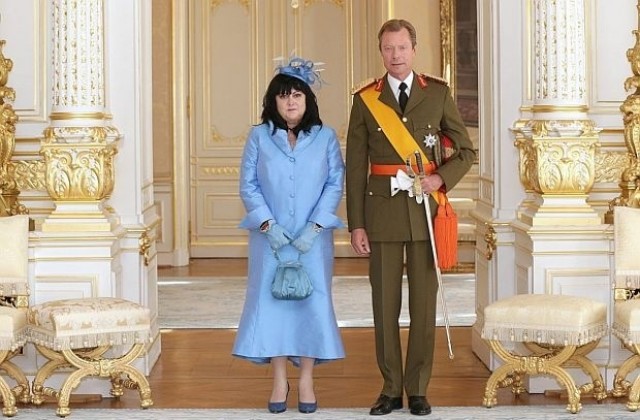 Облеклото на посланик Мая Добрева - елементарна имитация на монархическия стил (СНИМКИ)
