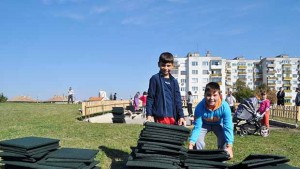 Родители и общински съветник поставиха противоударна настилка на площадката пред
