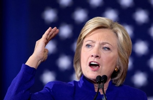 Муха, кацнала върху Клинтън - сред основните теми в социалните мрежи (ВИДЕО)