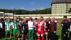 Кметът с плакет и златна значка от БФС за принос