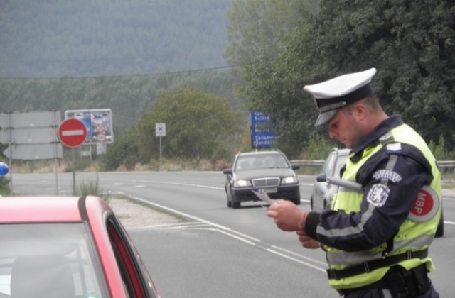 Хванаха пияни и шофьори без книжки в Сливенско