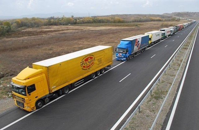 Засилен  трафик на камиони към границата с Турция
