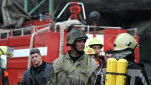 Пожарнаикари гасят пламнал контейнер и събарят опасна мазилка