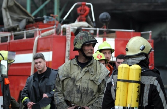 Пожарнаикари гасят пламнал контейнер и събарят опасна мазилка