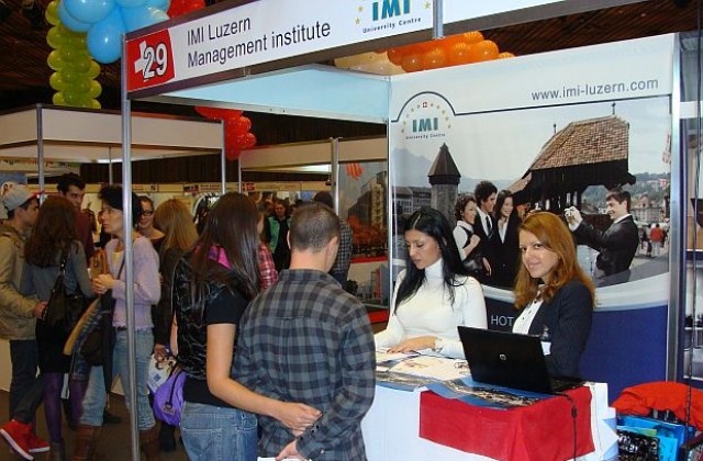 Водещи чуждестранни университети представят програмите си във Варна