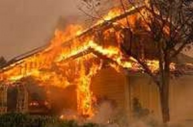 Мъж загина в горяща къща във Фролош