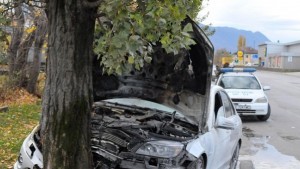 Мъртво пиян се заби с автомобила си в дърво и