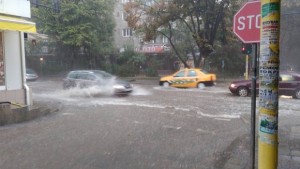 Дъждът пак превърна варненски улици в реки