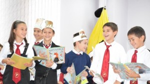 Второкласници от Ран Босилек четоха приказки на децата от Дъга